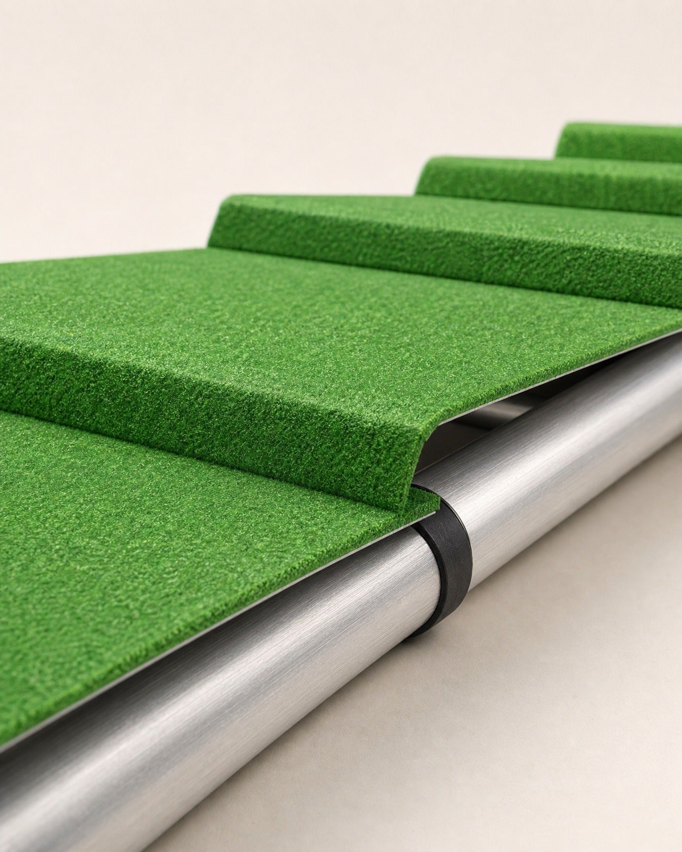 Kunstrasen-Platten auf der Aluminium-Schiene der PAWVIA Rampe